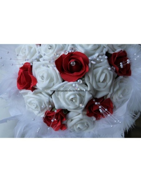 Bouquet de mariée ROND blanc et rouge avec roses, perles et plumes