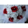 Bouquet de mariée ROND blanc et rouge avec roses, perles et plumes