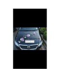 Décoration de voiture pour mariage avec des cœurs de fleurs