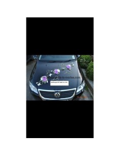 Décoration de voiture pour mariage avec des cœurs de fleurs