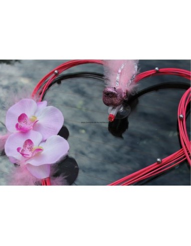 Décoration voiture mariage en cœur et colombe fuschia