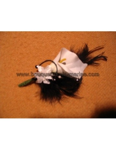 Boutonnière Mariage arum noir / blanc avec plumes, perles et roses