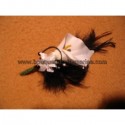 Boutonnière Mariage arum noir et blanc avec plumes, perles et roses