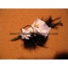 Boutonnière Mariage arum noir / blanc avec plumes, perles et roses