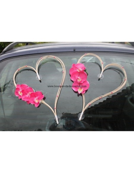 Décoration voiture mariage en cœur de rotin avec orchidées fuchsia