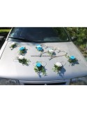 Décoration pour voiture de mariage avec des roses turquoise et blanches