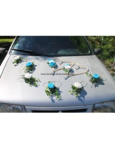 Décoration pour voiture de mariage avec des roses turquoise et blanches