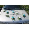 Decoration pour voiture de mariage avec des roses rouges, blanches