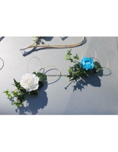 Décoration pour voiture de mariage avec des roses turquoise et blanches 2