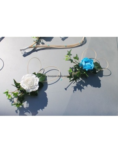 Décoration pour voiture de mariage avec des roses turquoise et blanches