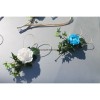 Decoration pour voiture de mariage avec des roses rouges, blanches