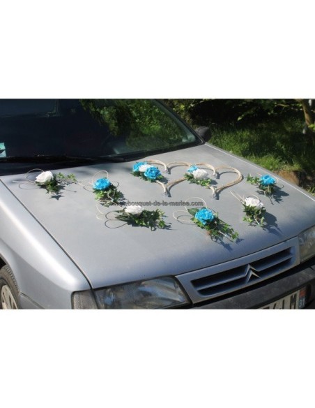 Décoration pour voiture de mariage avec des roses turquoise et blanches