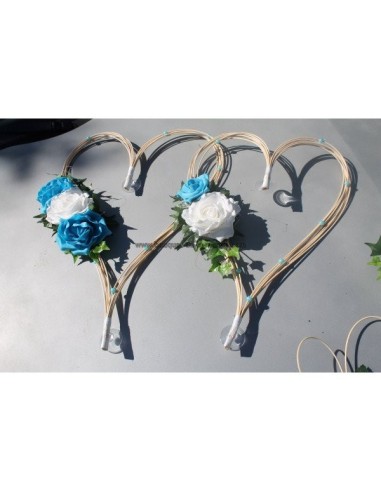 Décoration pour voiture de mariage avec des roses turquoise et blanches