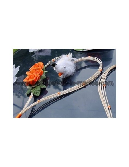 Décoration de voiture pour mariage: avec: chapeau, voile, coeurs orange