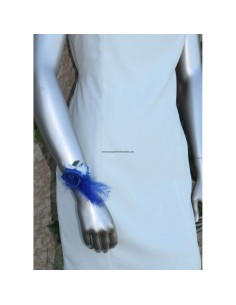 Bracelet de mariage fait avec des fleurs bleu roi et blanc