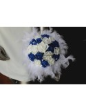Bouquet de la mariée rond thème roses bleu royal diamants plumes