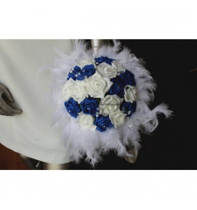 Bouquet de la mariée rond thème roses bleues avec diamants plumes