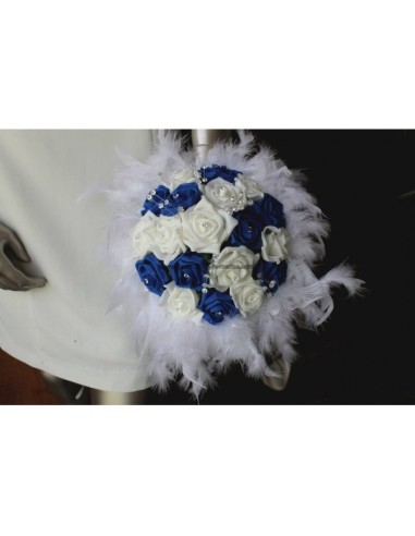 Bouquet de la mariée rond thème roses bleues avec diamants plumes