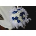 Bouquet de la mariée rond thème roses bleu royal diamants plumes