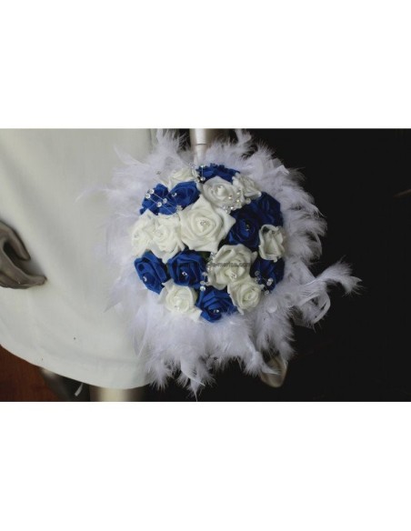 Bouquet de la mariée rond thème roses bleu royal diamants plumes