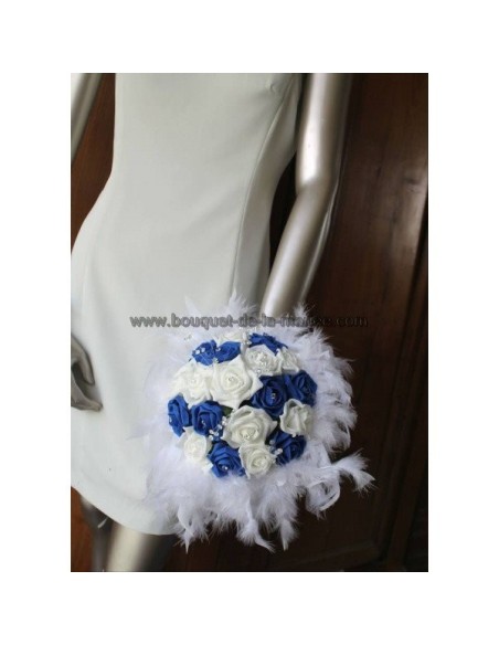 Bouquet de la mariée rond thème roses bleu royal diamants plumes