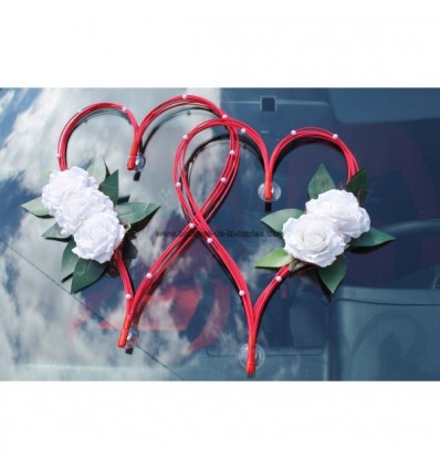 décoration voiture mariage avec des cœurs de fleurs rouges et blanches