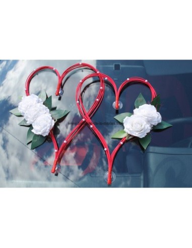 décoration voiture mariage avec des cœurs de fleurs rouges et blanches