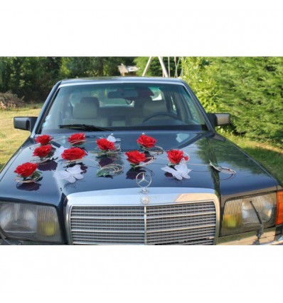 Belle decoration de voiture pour mariage avec des papillons et roses