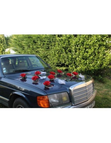 Belle decoration de voiture pour mariage avec des papillons et roses