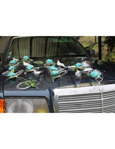 Décoration voiture des mariés thème bleu roses avec des colombes