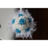 Bouquet pour mariage thème turquoise et blanc avec plumes et roses