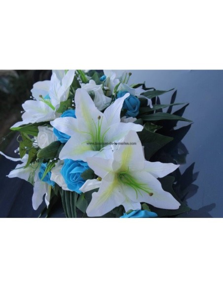 Bouquet de mariage pour voiture avec roses, lys turquoise et blanc cassé