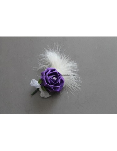 Belle Boutonnière pour marié avec rose violet et des plumes