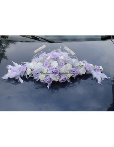 Décoration voiture de mariage plumes blanc, parme et gris argenté