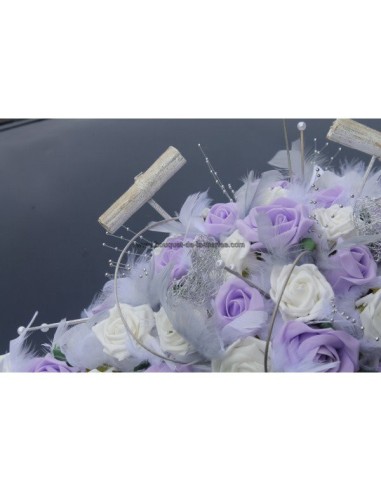 Décoration voiture de mariage plumes blanc, parme et gris argenté