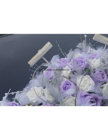 Décoration voiture de mariage plumes blanc, parme et gris argenté