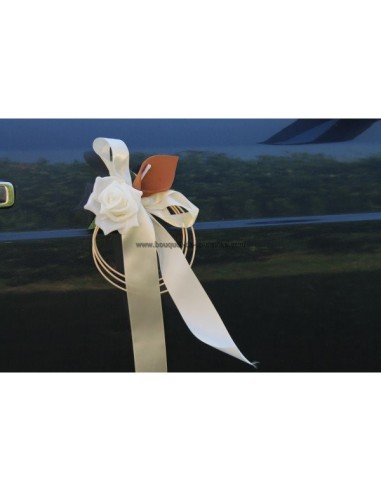 Bouquet florale pour voiture mariage arums chocolat et roses ivoire