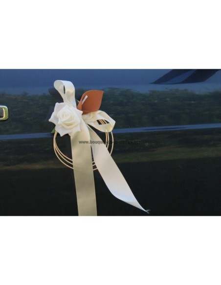 Bouquet florale pour voiture mariage arums chocolat et roses ivoire
