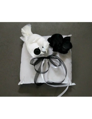 Coussin d'alliances mariage thème noir blanc colombes orchidée