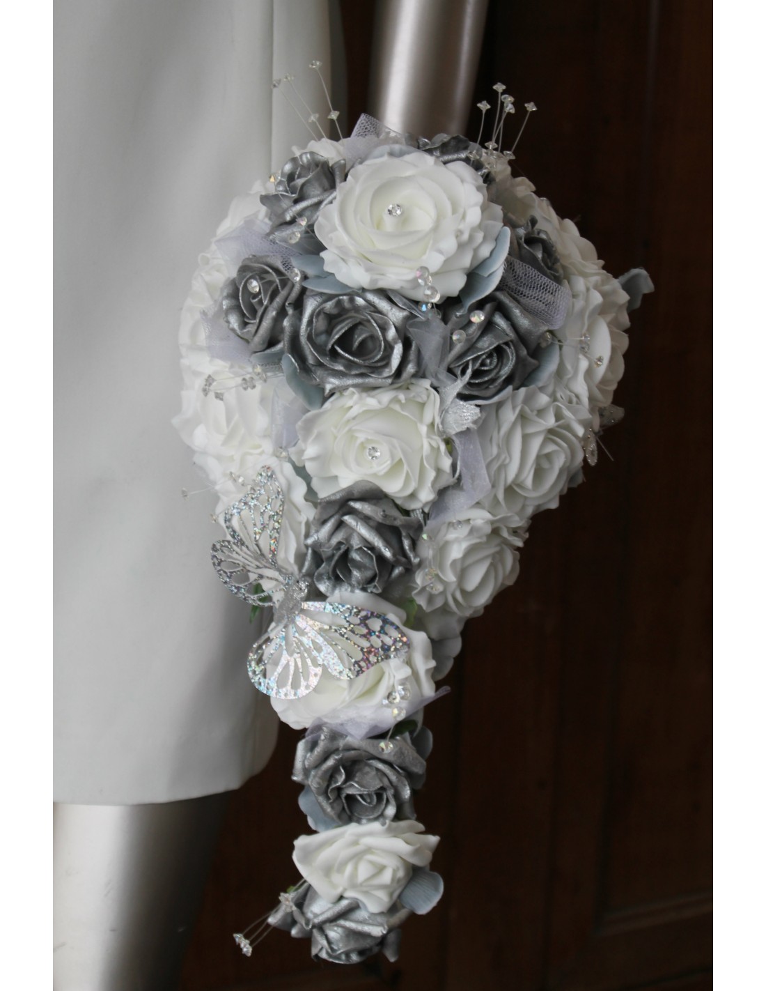 Bouquet pour Mariage tombant thème Roses blanches, gris, argent