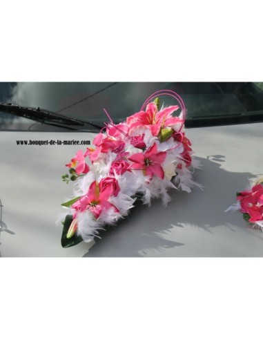 Gerbe de voiture 63cm avec 2 coeurs couleur fuchsia et blanc