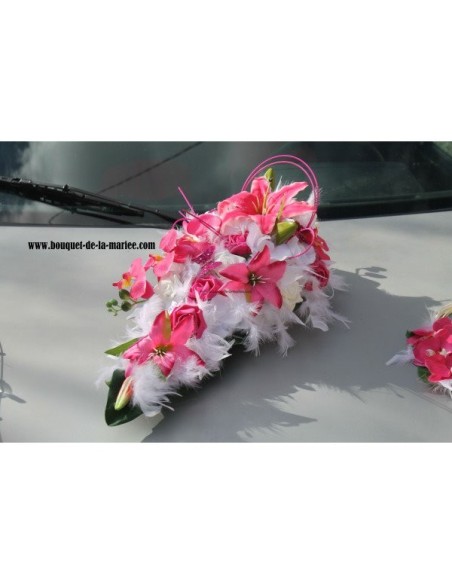 Gerbe de voiture 63cm avec 2 coeurs couleur fuchsia et blanc