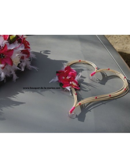 Gerbe de voiture 63cm avec 2 coeurs couleur fuchsia et blanc