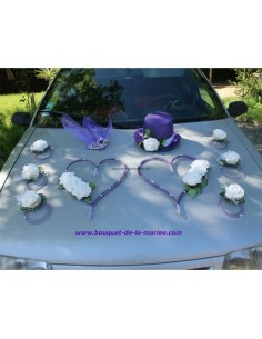 Composition florale voiture mariage cœurs, chapeau et voile violet