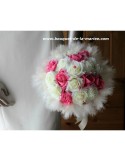 Bouquet de mariée Rond fuchsia avec Roses, Plumes, Perles