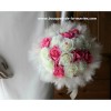 Bouquet de mariée Rond ivoire et fuchsia avec Roses, Plumes, Perles