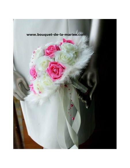 Bouquet de mariée Rond fuchsia avec Roses, Plumes, Perles Bouquet de mariée Rond fuchsia avec Roses, Plumes, Perles