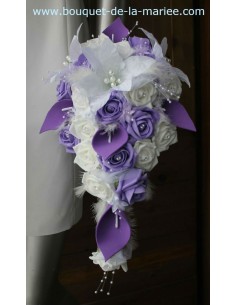 Bouquet de mariée tombant arums parme, des roses et lys perlé