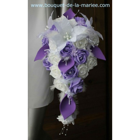 Bouquet de mariée tombant arums parme, des roses et lys perlé