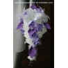 Bouquet de mariée tombant arums parme, des roses et lys perlé